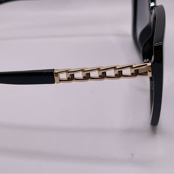 Stylish Oversized Black Fame Sunglasses with Gold Chain Style Temples - Picture 2 of 9